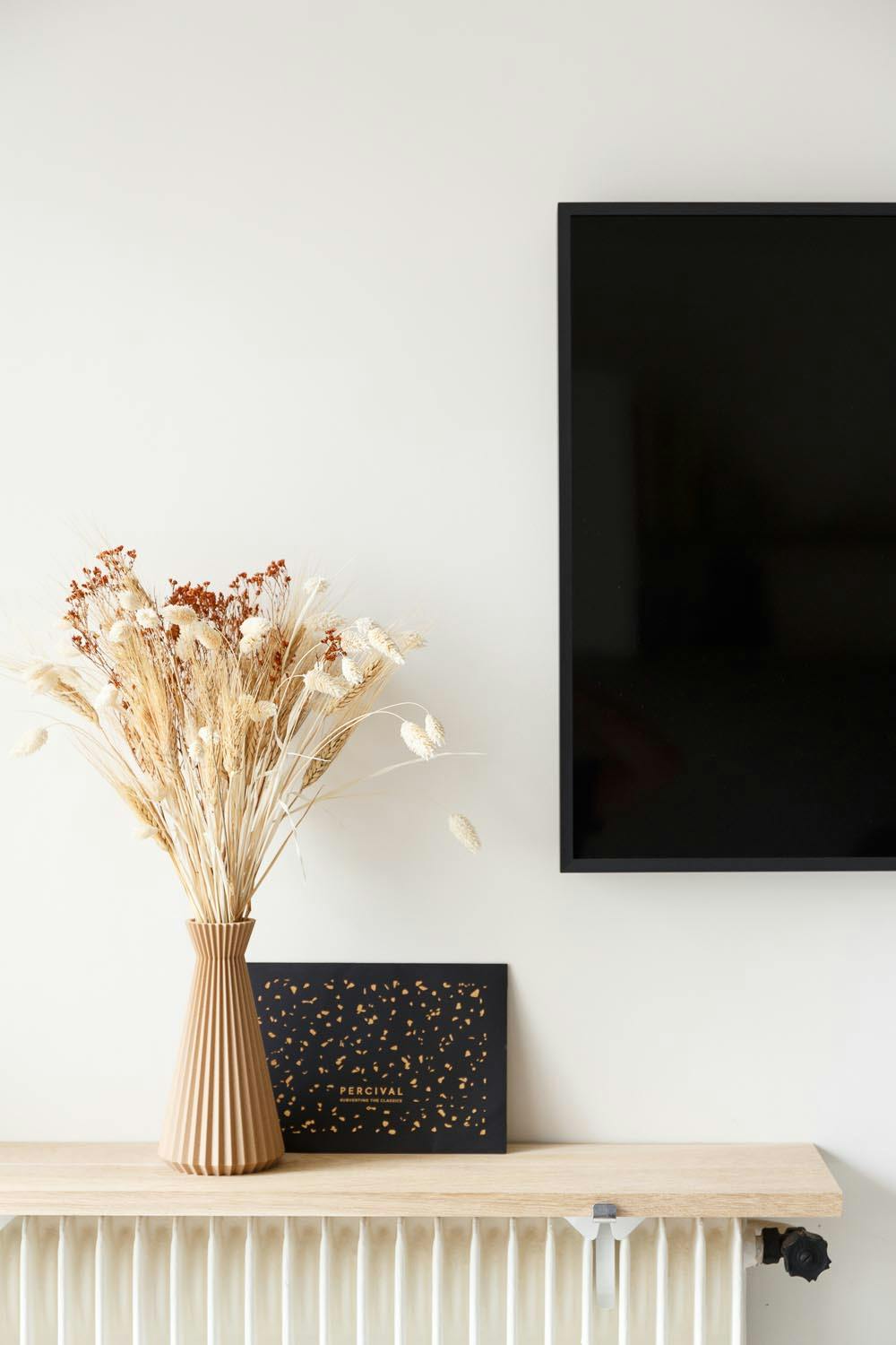 décoration meuble vase à côté de la télévision