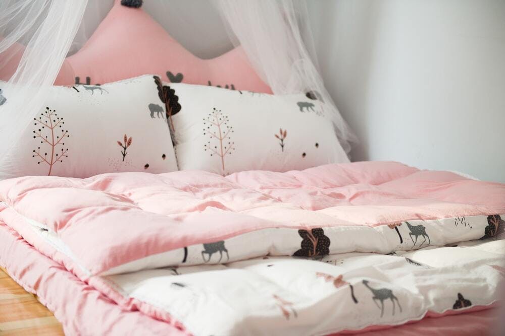 lit futon enfant mignon voilage