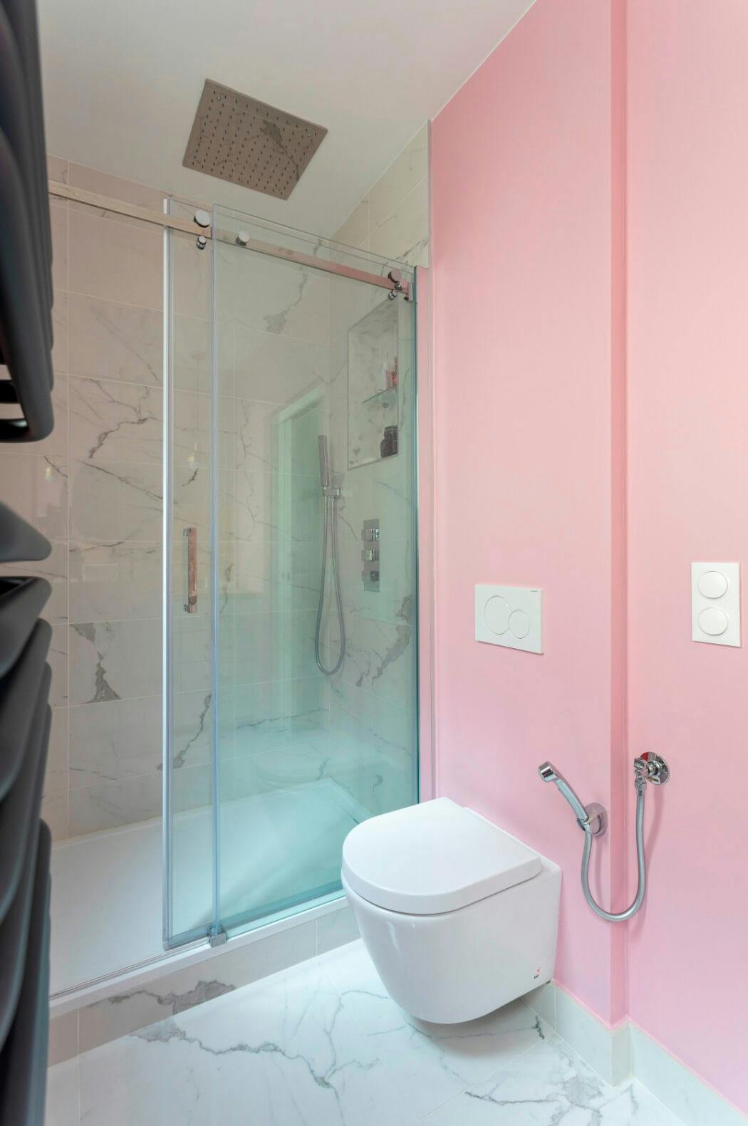 Espace douche à l'italienne et wc suspendu dans cette salle de bain rénovée