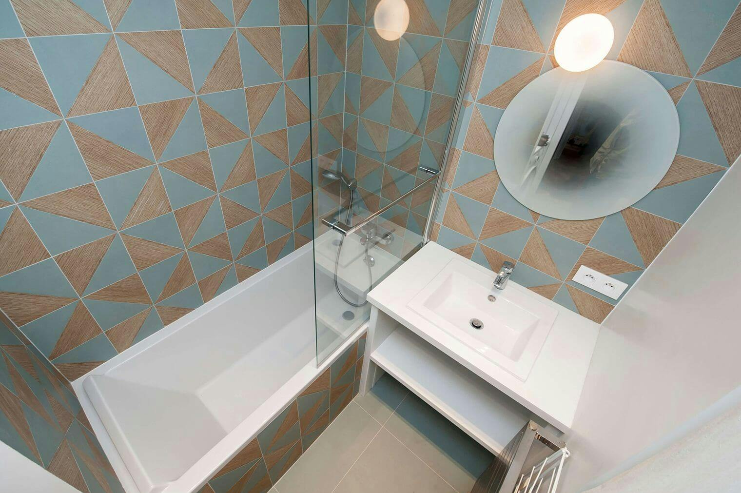 Rénovation petite salle de bain avec carrelage motifs