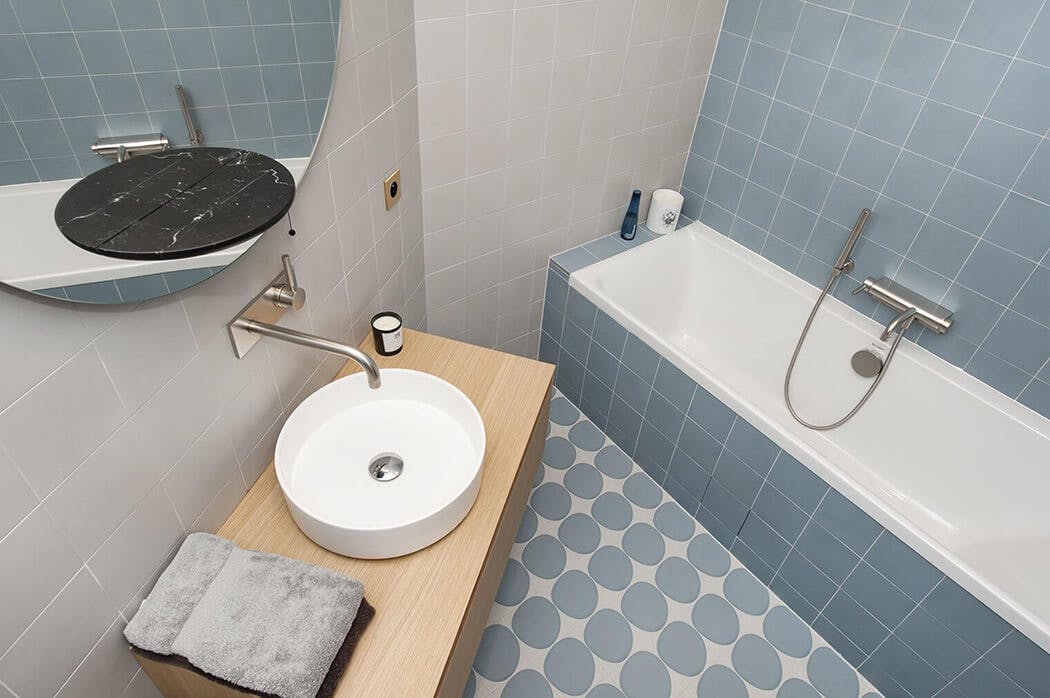 salle de bain aux finitions soignées avec robinetterie chromée premium