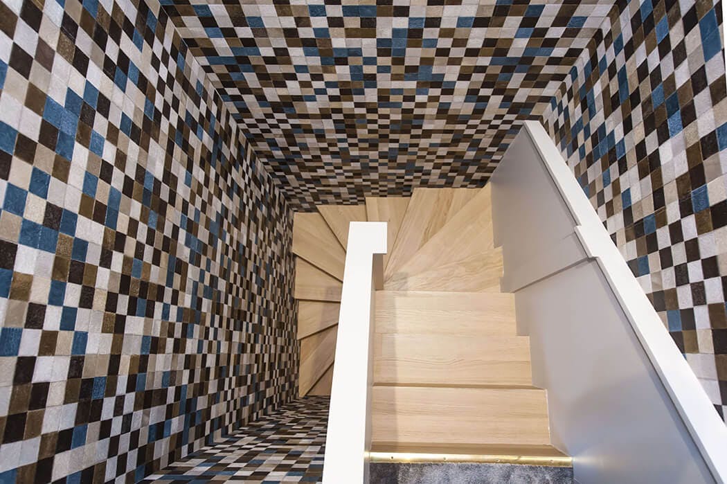 déco de luxe pour cet escalier en bois brut et ce revêtement mural audacieux