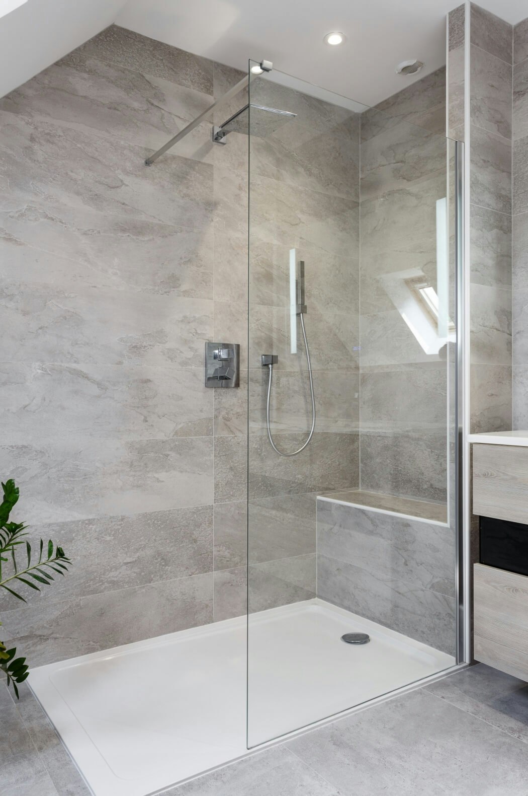 Ambiance naturelle et reposante dans cette salle de bain rénovée avec douche italienne