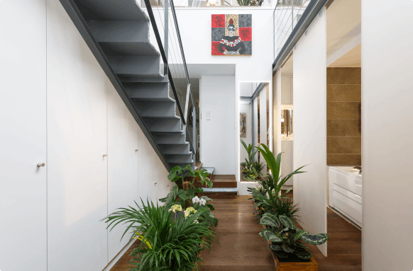 Couloir avec escalier et parquet en bois
