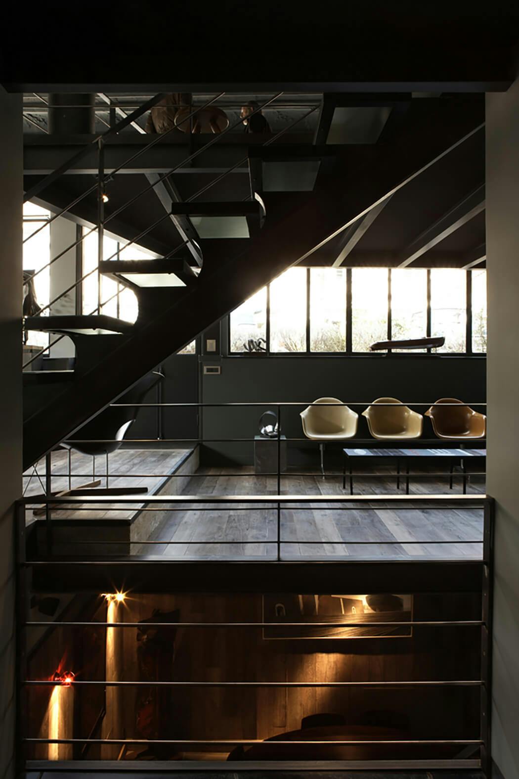 installation d'un escalier et de garde-corps métalliques pour créer l'ambiance loft