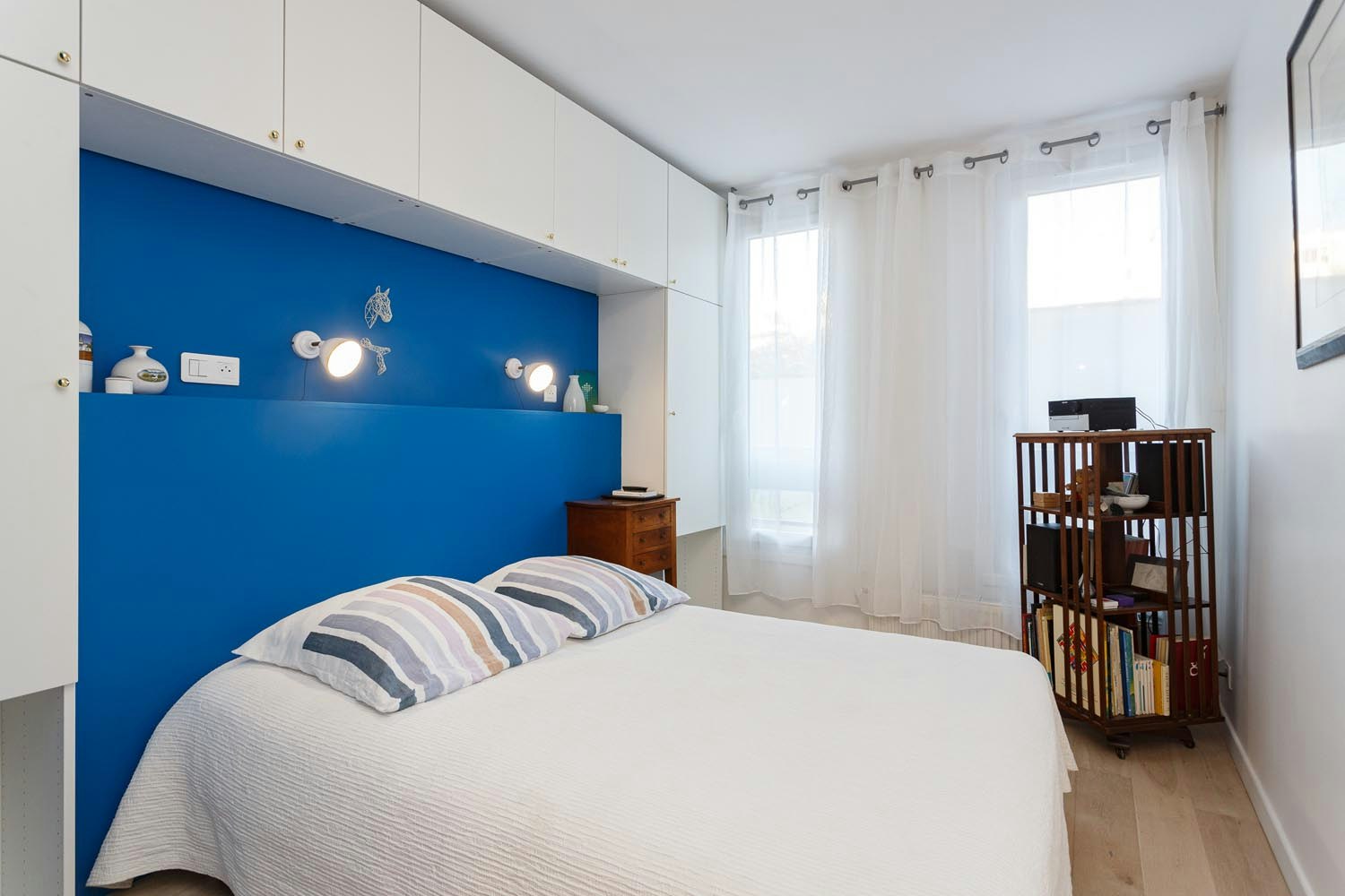 Chambre à coucher ambiance bleu azur luminaires suspendus