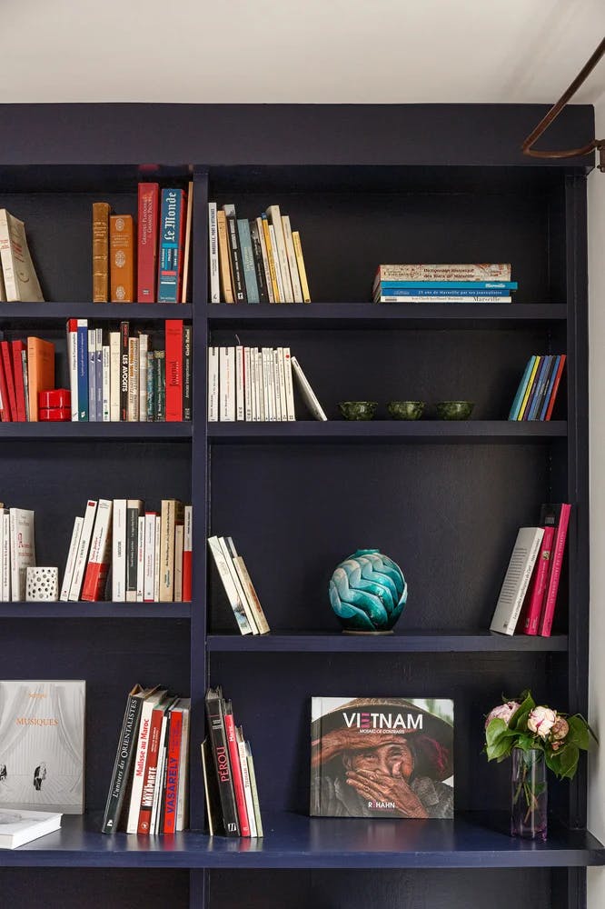 Bibliothèque rénovée dans un appartement de 65 m² à Paris
