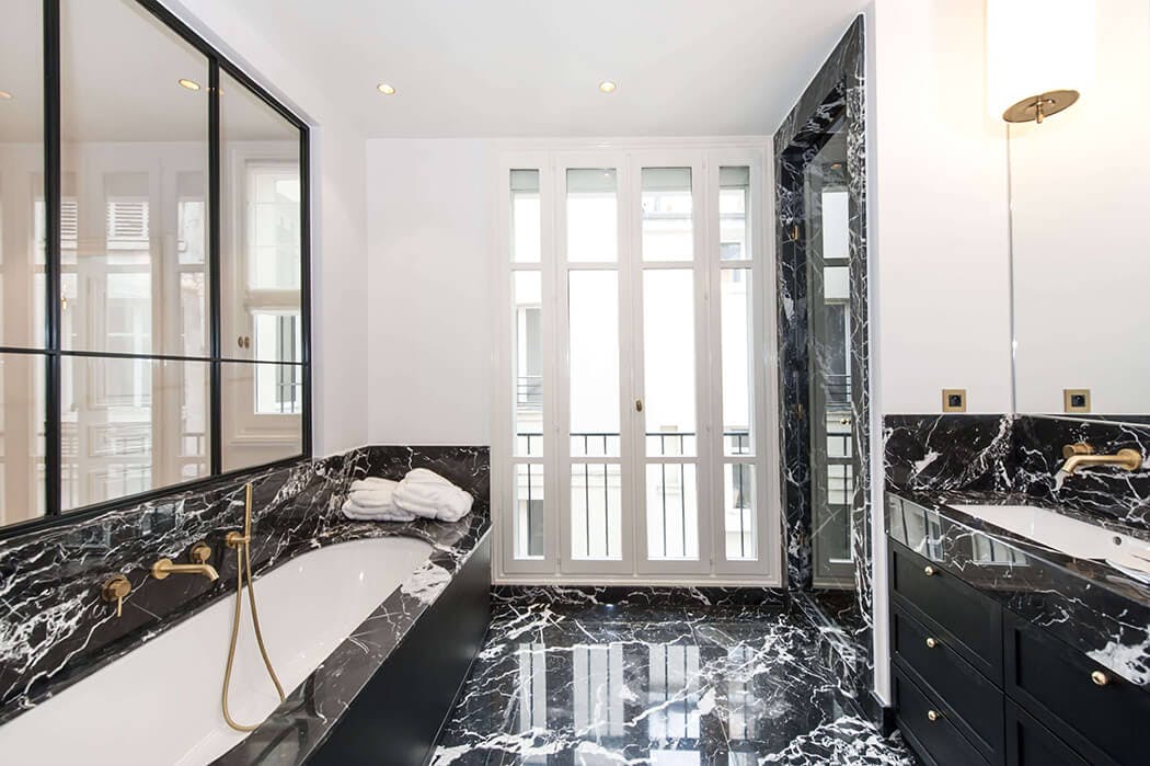 Finitions soignées pour la salle de bain de cet appartement de luxe rénové