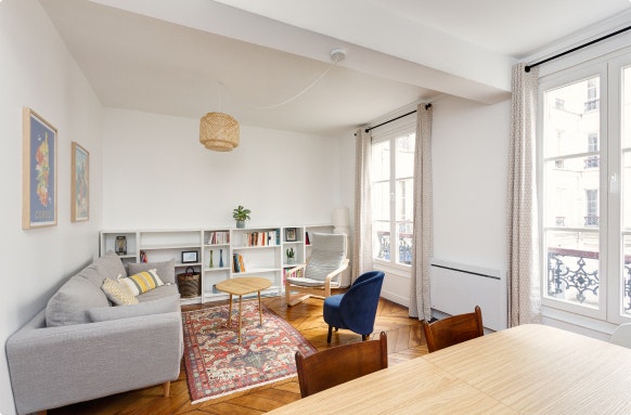 Salon dans un appartement parisien avec parquet en chevrons