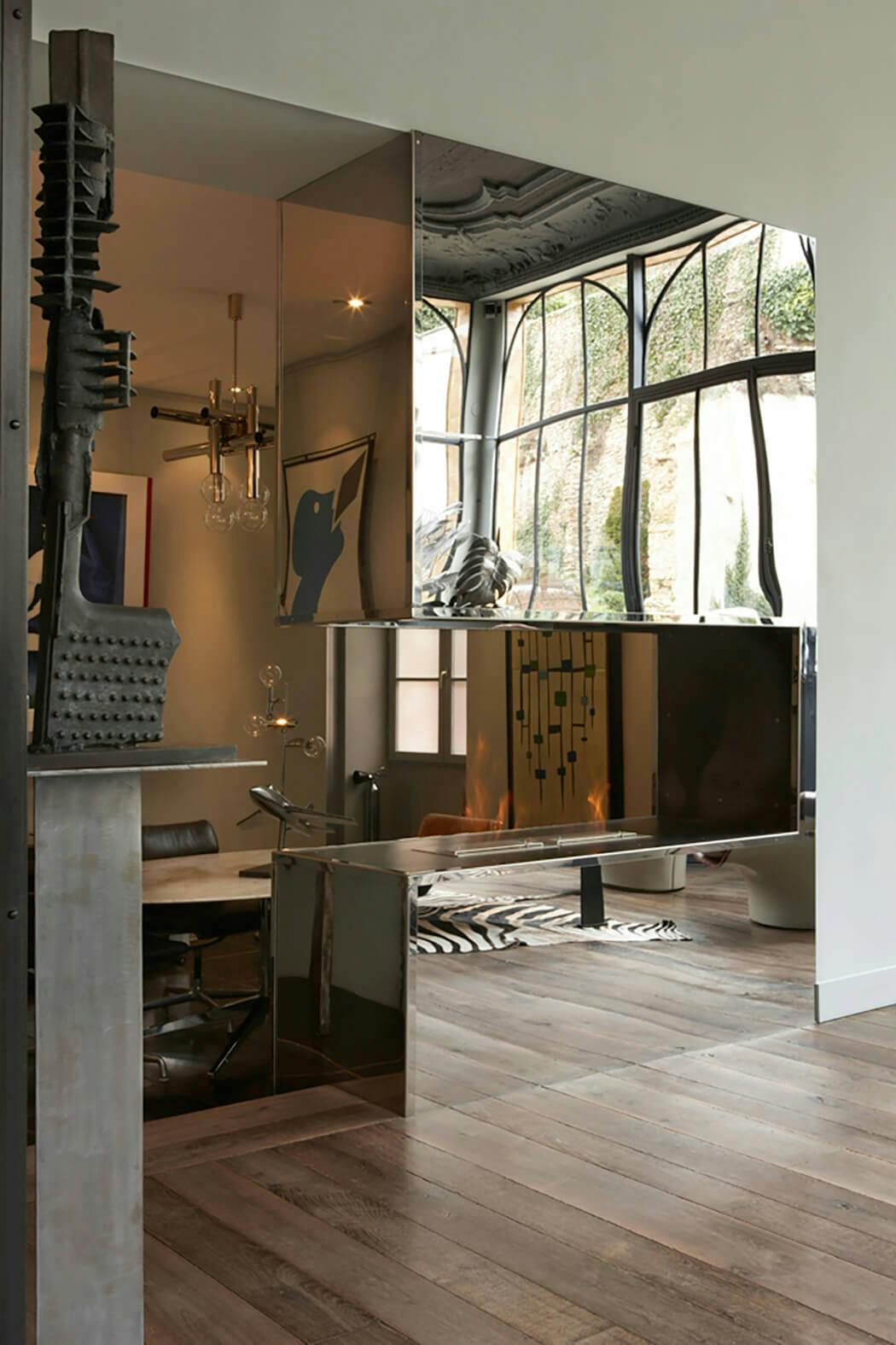 utilisation d'effets miroirs pour agrandir l'espace de ce loft luxueux