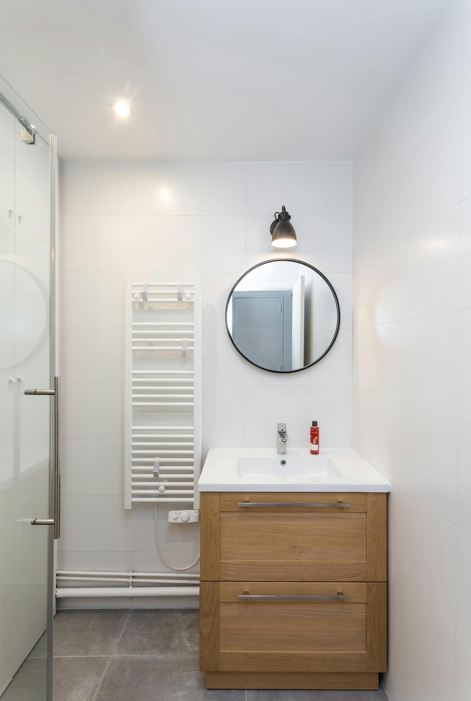 Rénovation petite salle de bain au style épuré