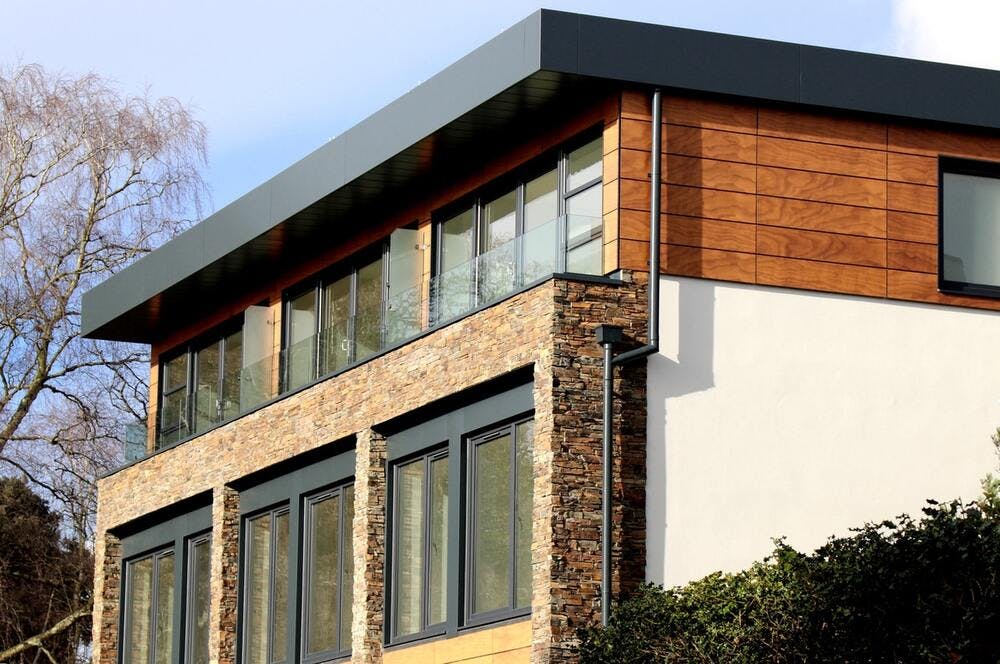 maison moderne nombreuses fenêtres