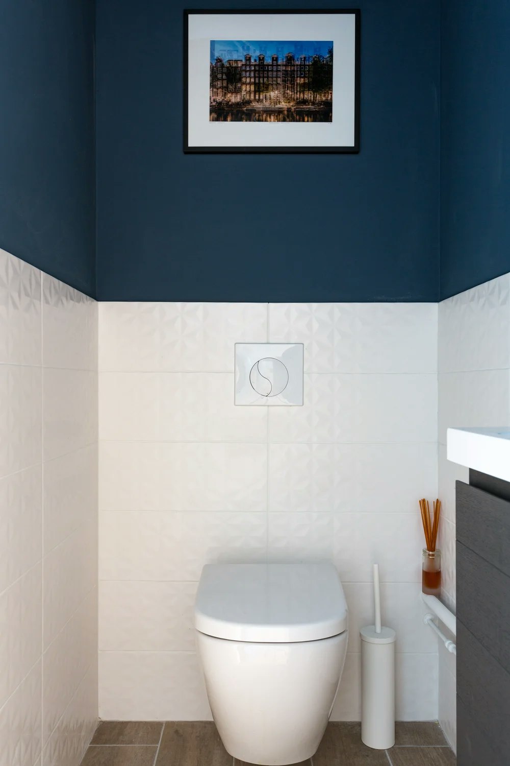 salles de bains mur bicolore bleu canard et faïence blanche