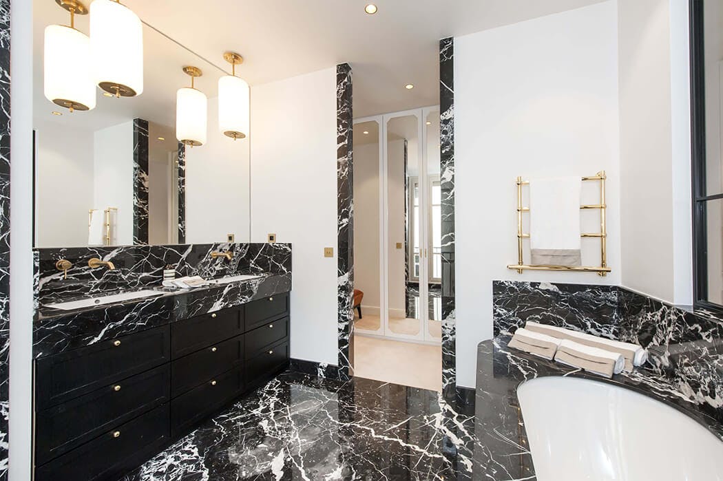 magnifique salle de bain haut de gamme en marbre d'un appartement d'exception