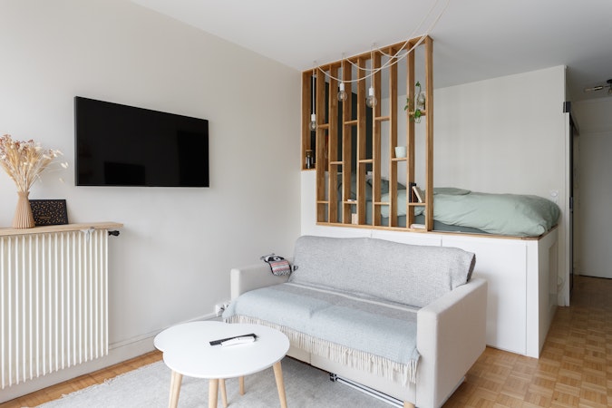Intérieur d'un appartement avec salon et chambre