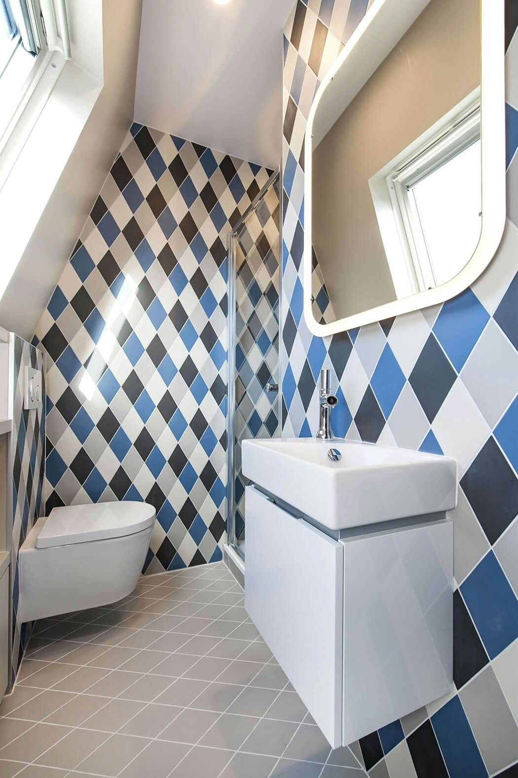 salle de bain au style déco original mêlant carrelage mural en losanges et équipements design