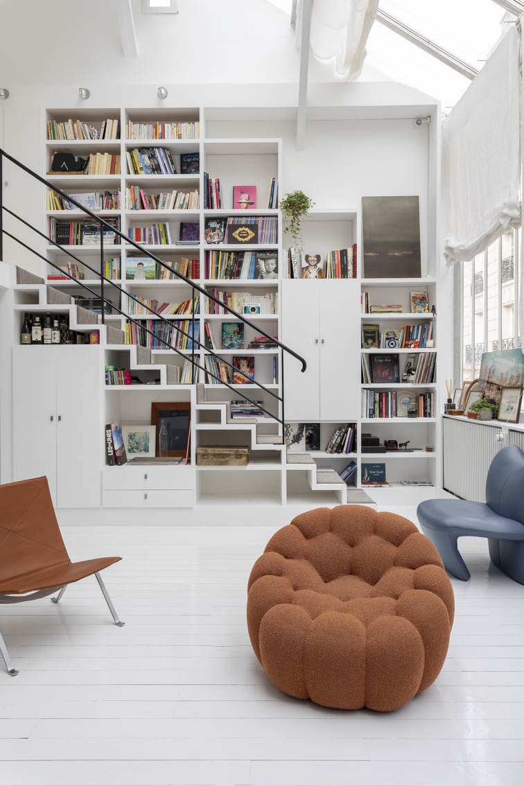 Atelier d'artiste transformé en appartement avec bibliothèque sur mesure 