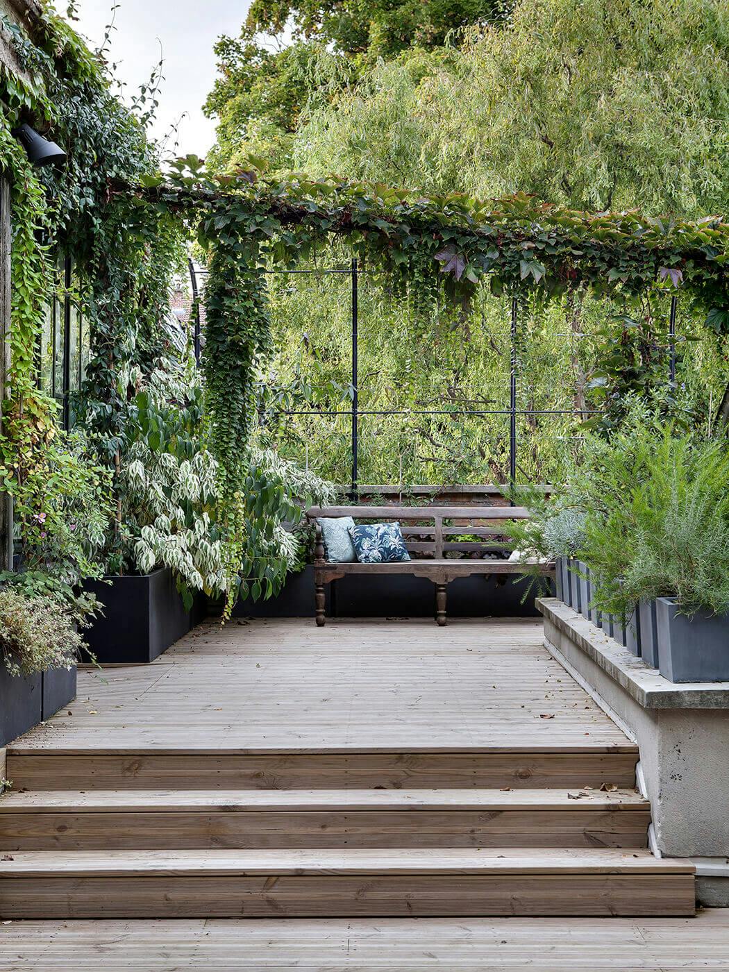 végétation luxuriante sur la terrasse de ce loft aménagé au sein d'une vieille usine