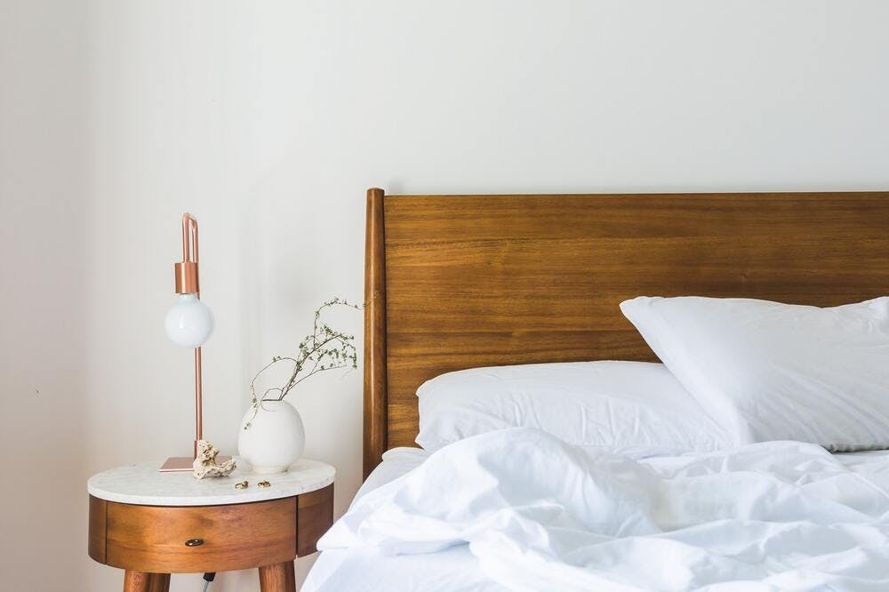 chambre tons blancs mobilier bois