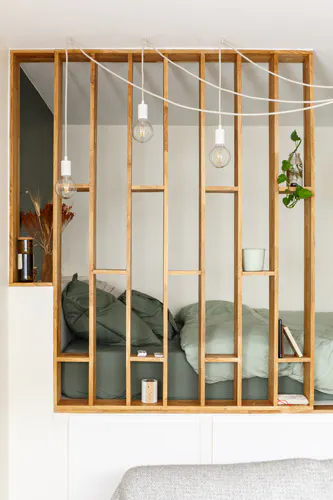 cloison bois fonctionnelle étagère et déco coin chambre