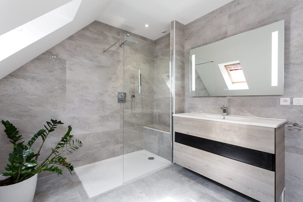 Rénovation de salle de bain avec douche à l'italienne et meuble sous vasque en bois gris