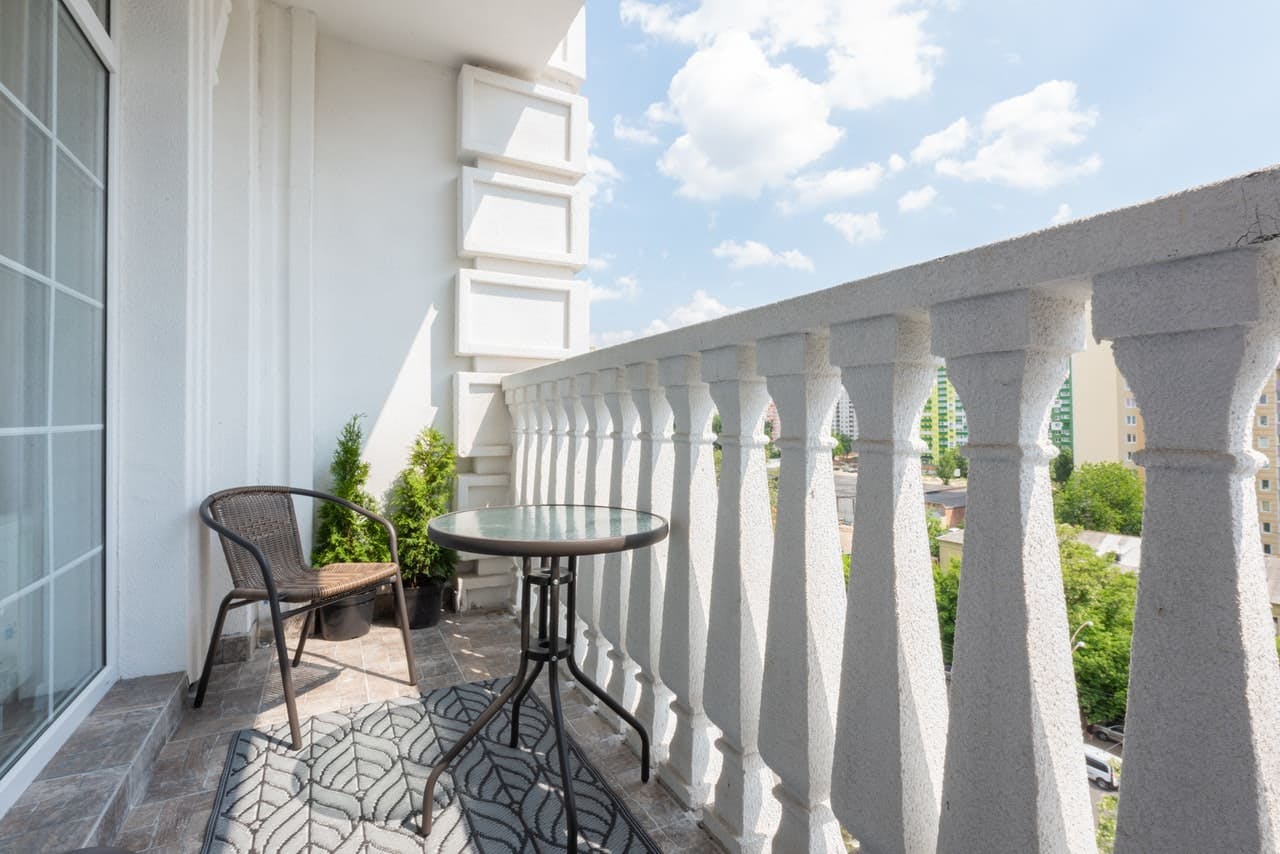 balcon table chaise revêtement carrelage