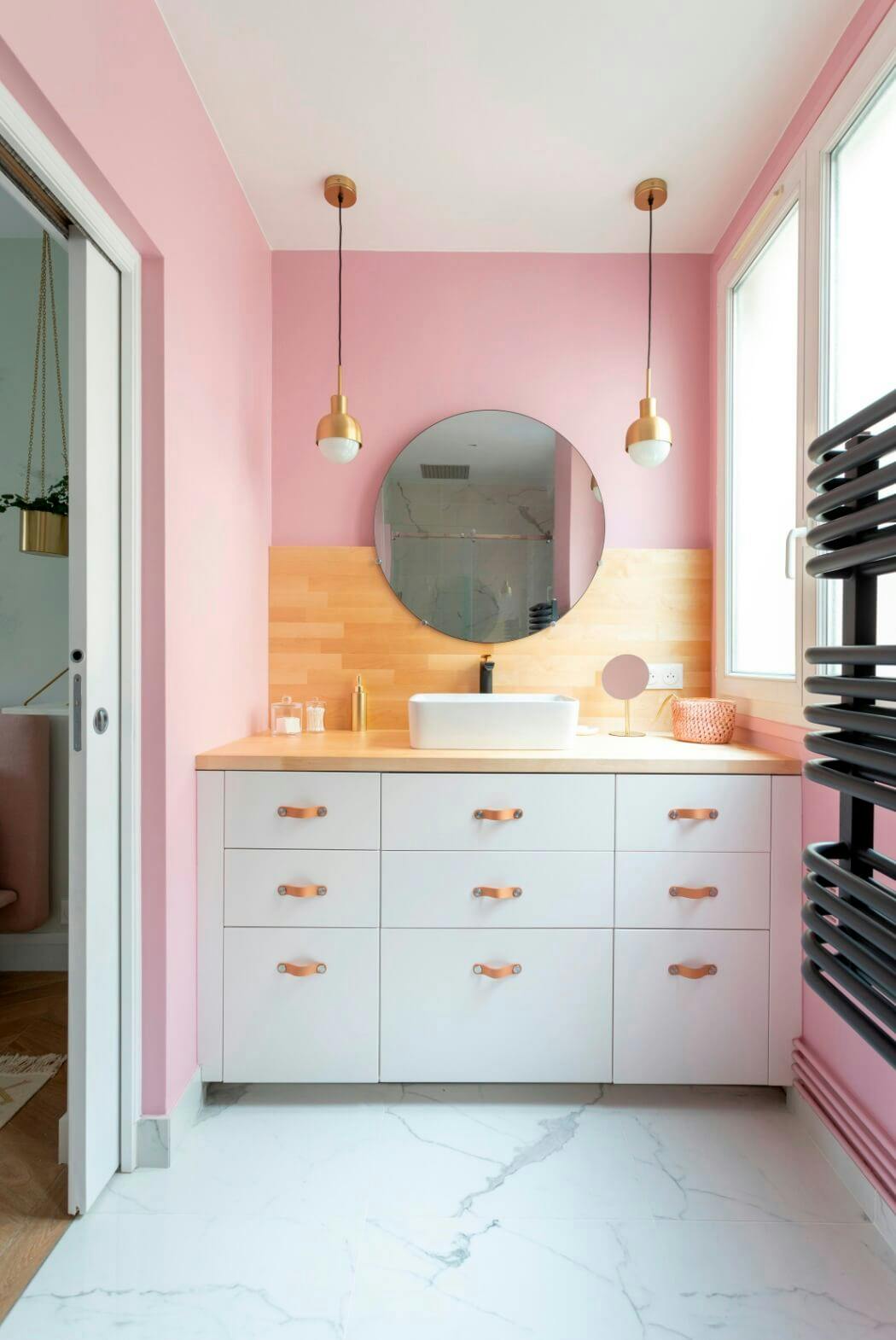 Déco rose et meuble sous vasque de style scandinave