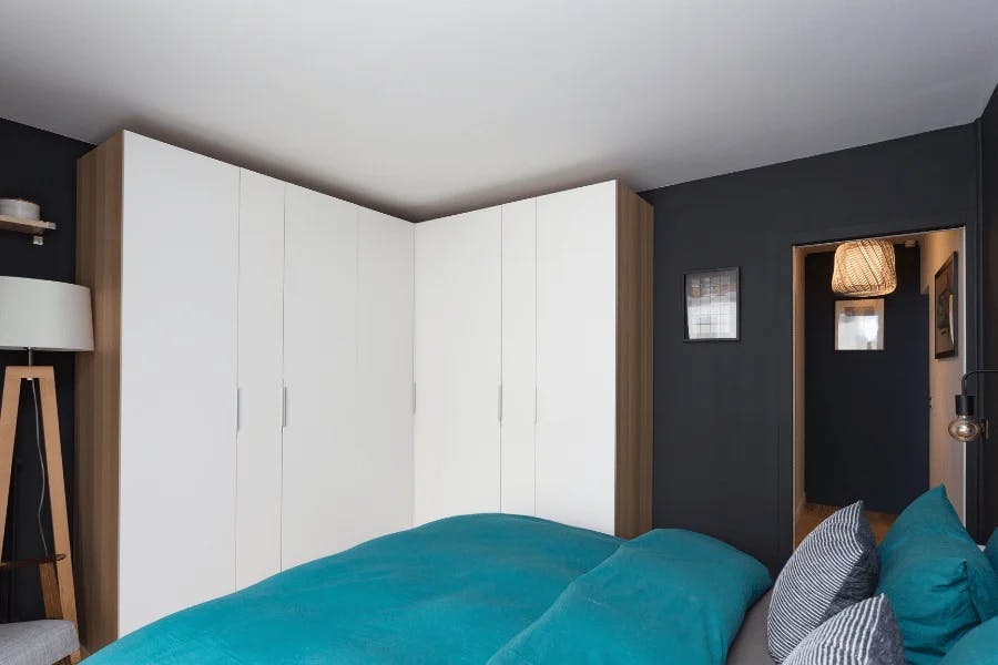 chambre parentale rénovée avec dressing blanc style boisé