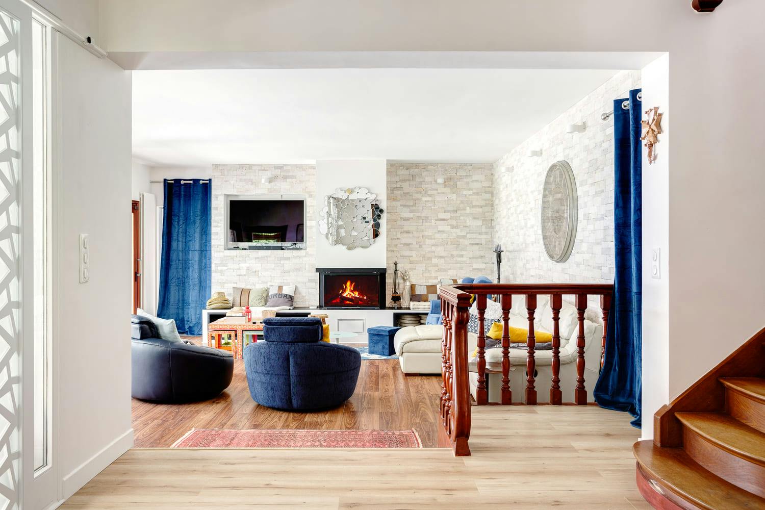 séjour rénovée cheminée tons bleu