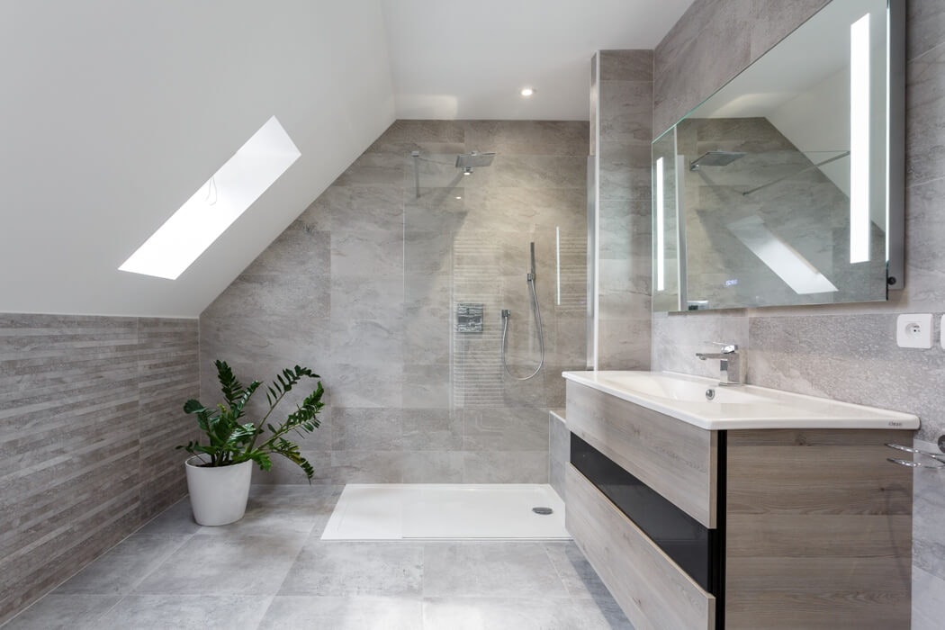 Salle de bain naturelle et reposante avec douche à l'italienne et meuble sous vasque en bois gris