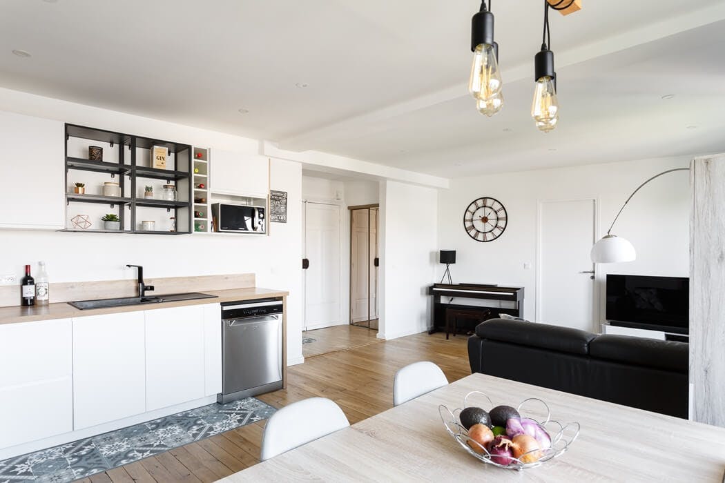 Cuisine, coin repas et salon, avec parquet massif
