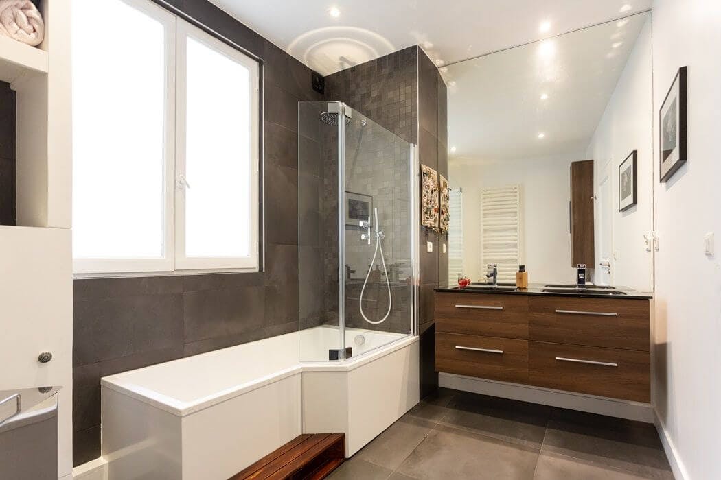Rénovation complète de la salle de bain avec baignoire asymétrique