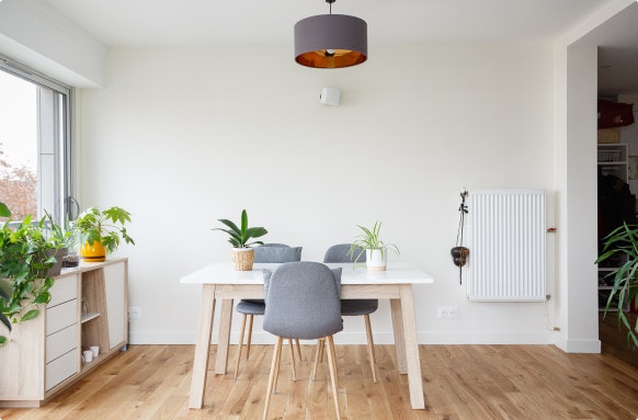 Salle à manger style scandinave avec parquet en bois