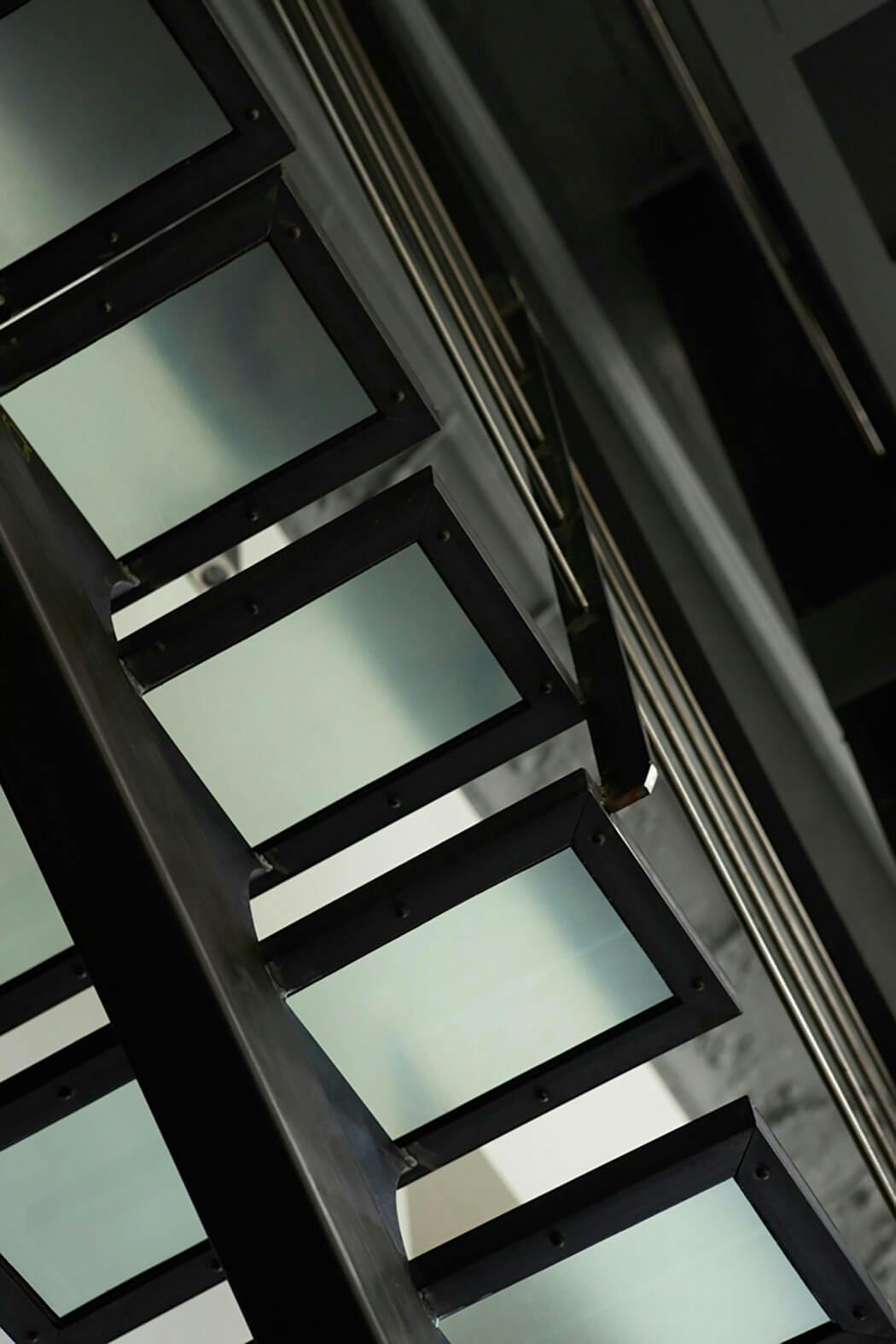 Escalier associant verre trempé et métal