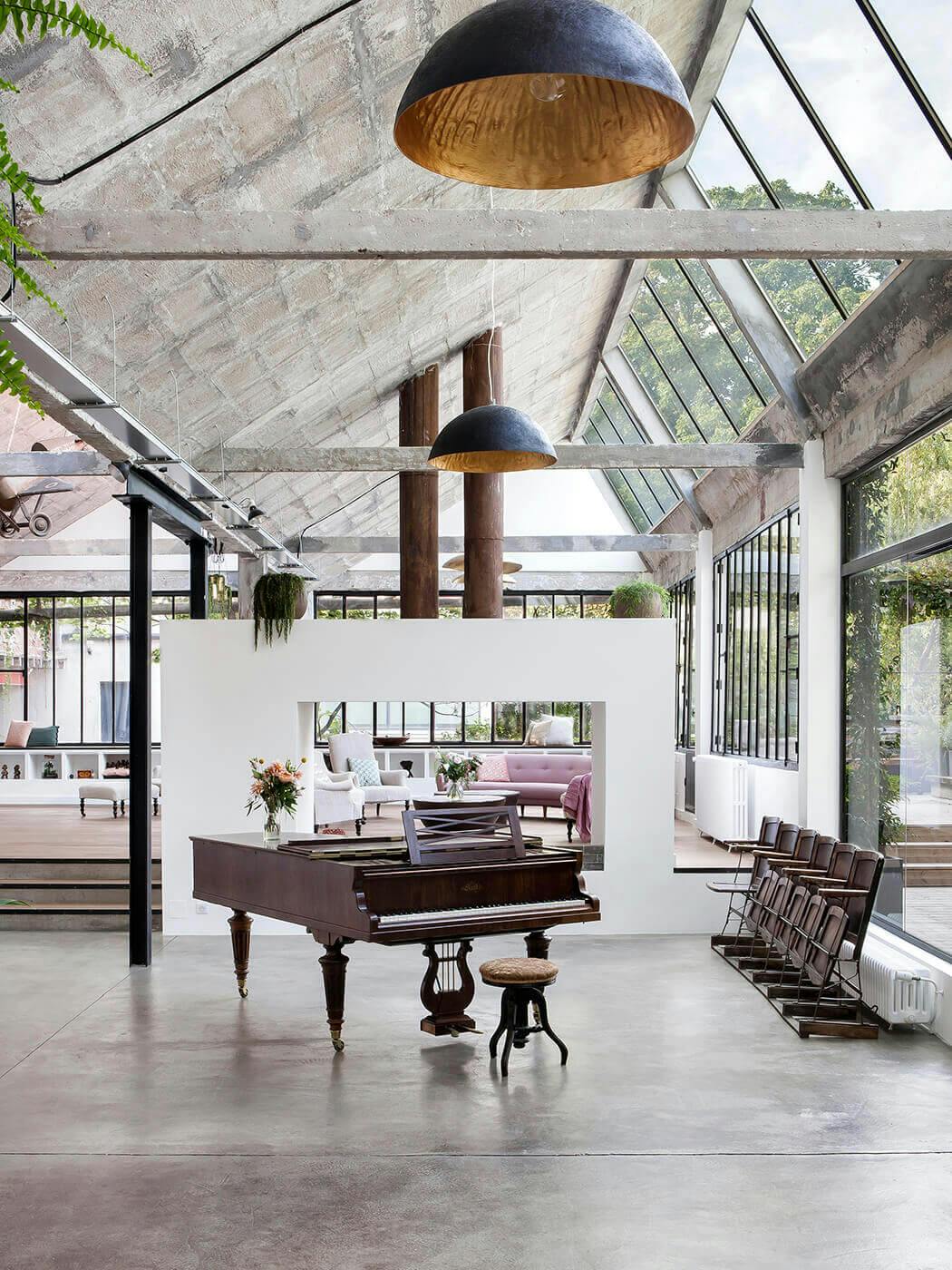 transformation d'une ancienne usine en loft avec sol en béton ciré et éclairage industriel