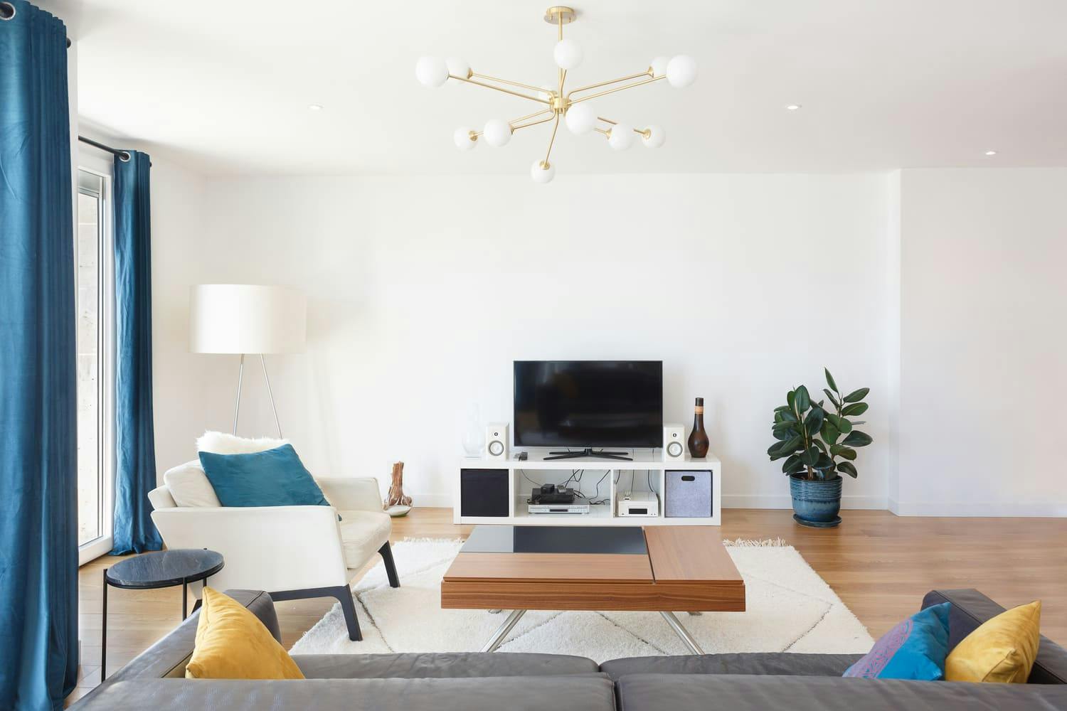 Rénovation séjour tons clairs et bleus
