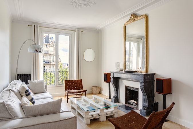 Intérieur d'un appartement avec cheminée