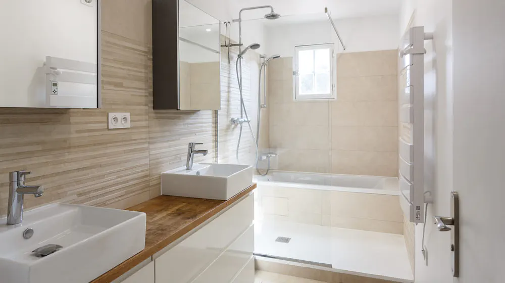 Douche italienne et baignoire salle de bain