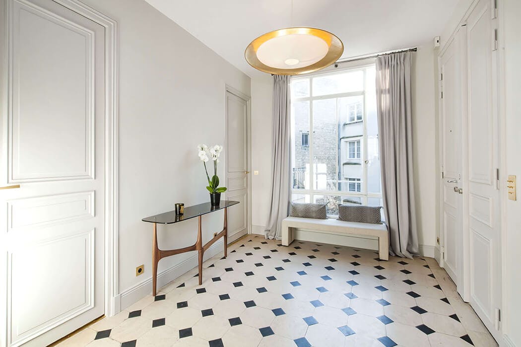 couloir spacieux rénové d'un pied à terre parisien