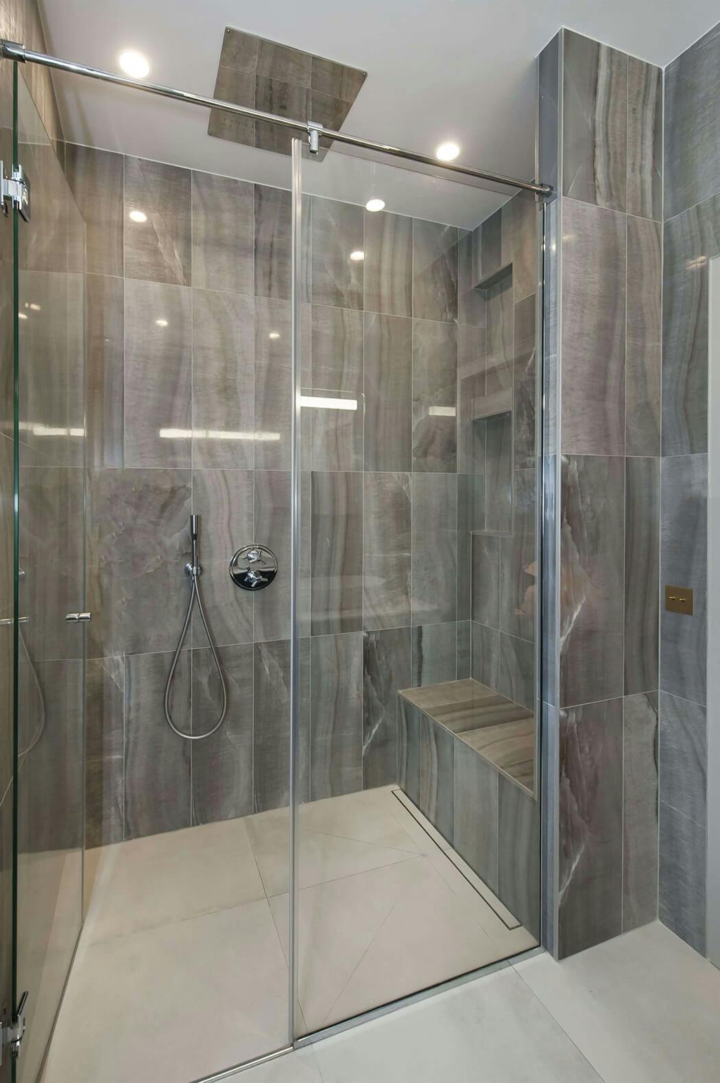 superbe douche à l'italienne dans cet appartement d'exception rénové