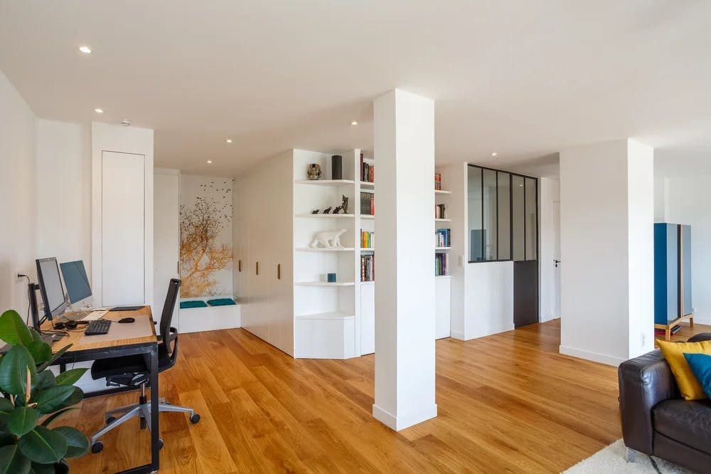 coin bureau dans salon appartement