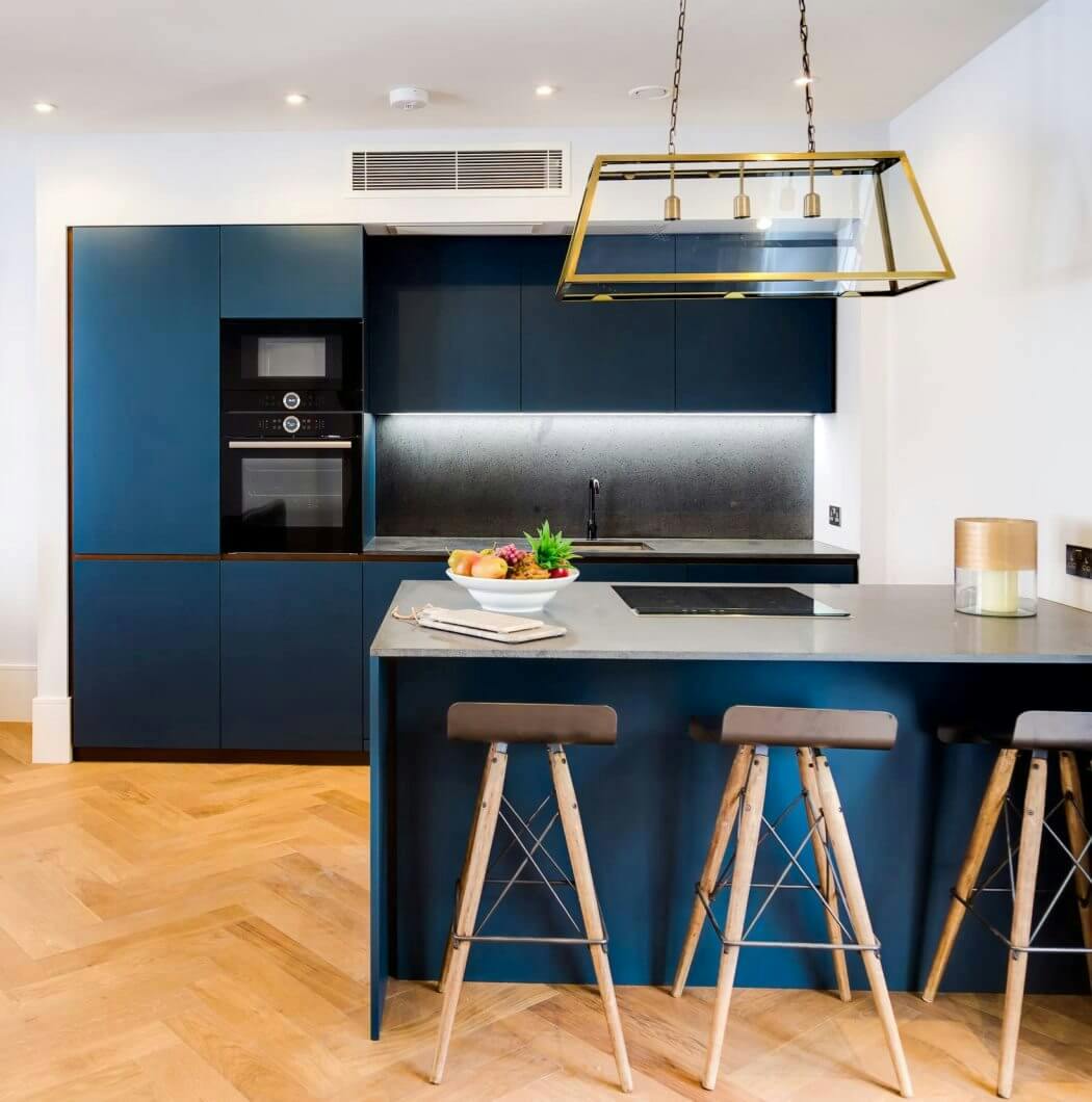 Rénovation de maison à Bordeaux : cuisine contemporaine design avec îlot