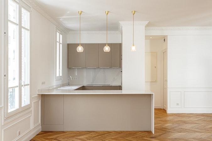 cuisine claire avec parquet pointe de hongrie