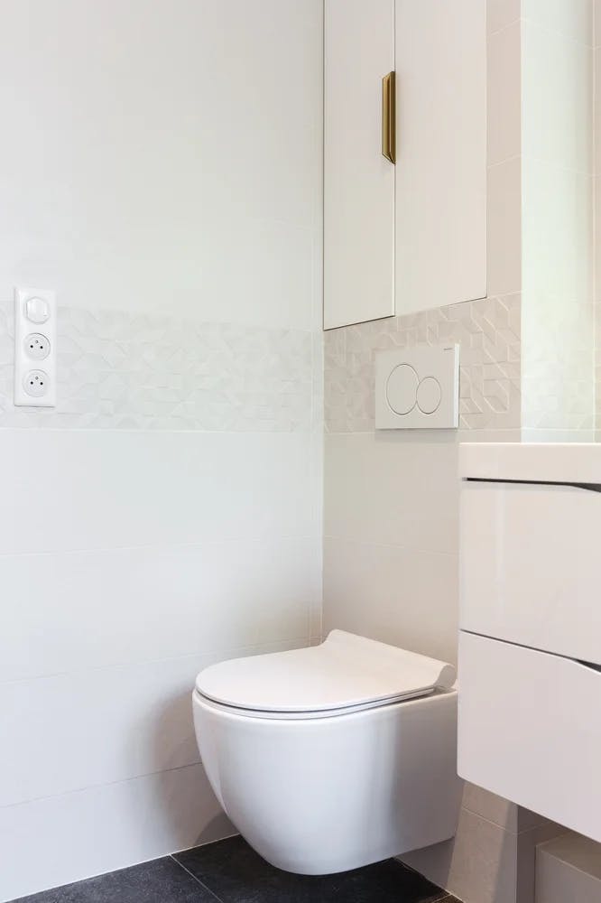 Salle de bains cuvette WC suspendue