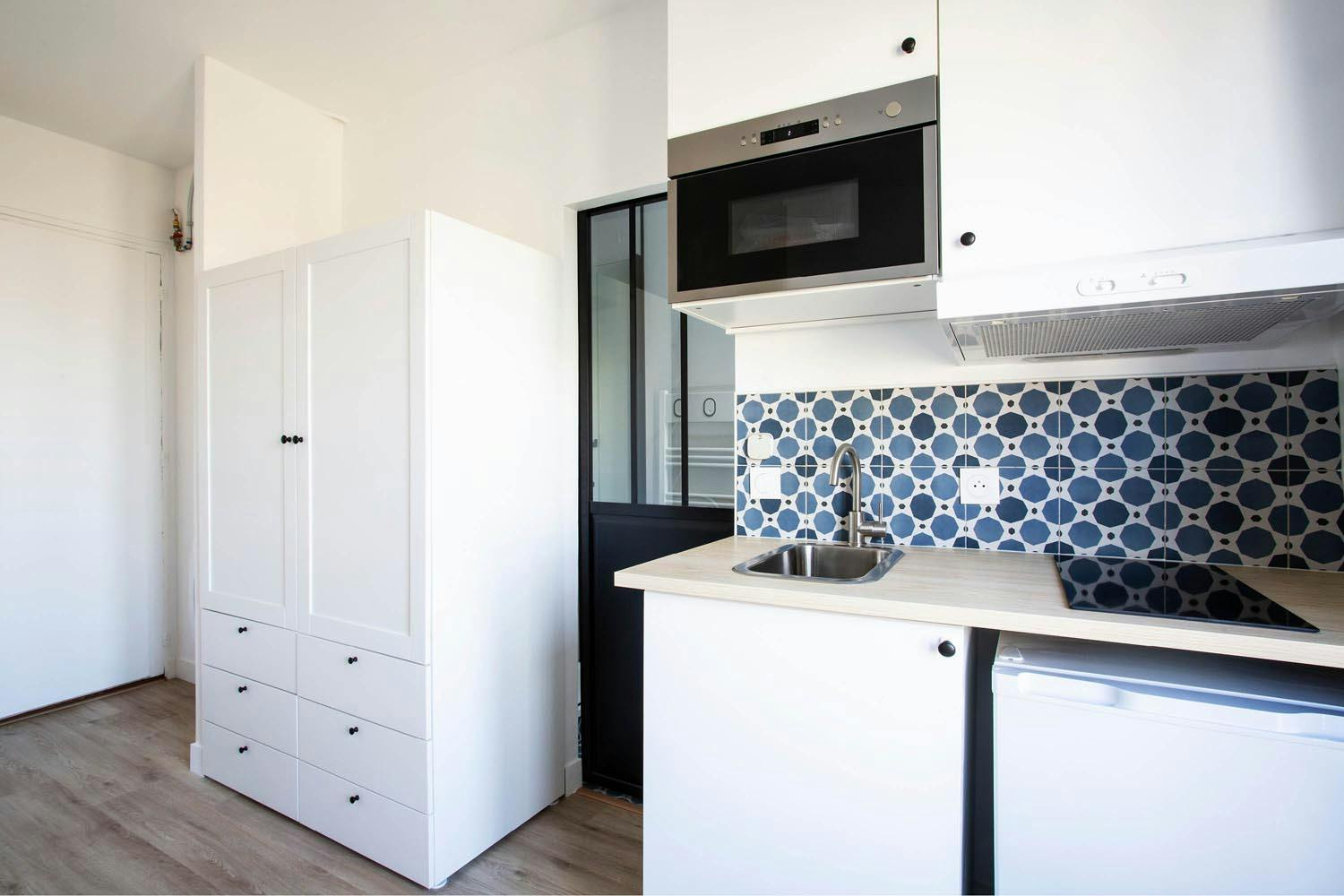 Rénovation studio Paris 15 - Coin cuisine porte verrière
