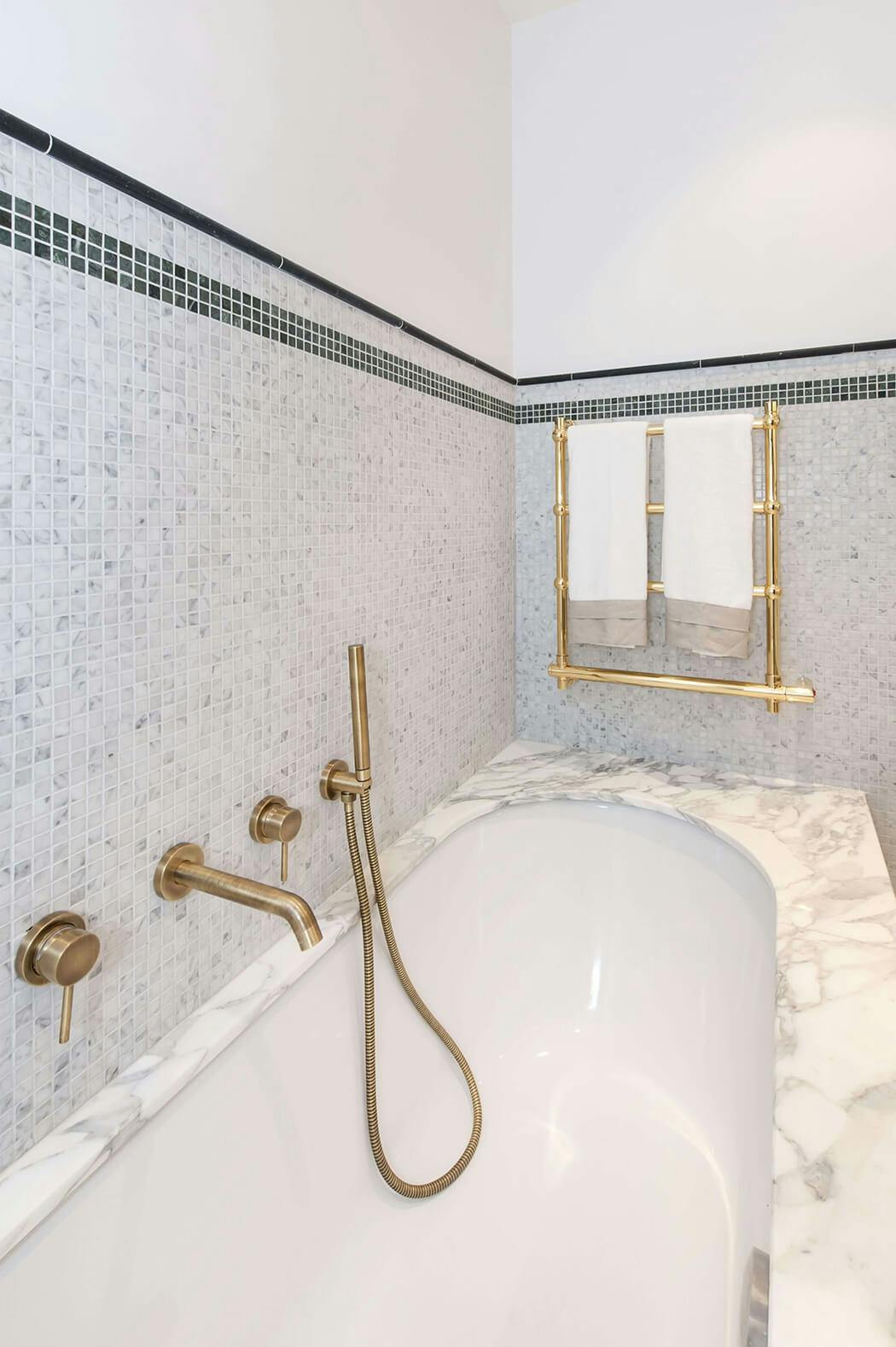 admirez les détails de la mosaïque qui habille le pourtour de cette baignoire en marbre