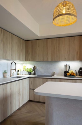 Rénovation Maison de 108 m² - Cachan - cuisine en L  avec caissons boisés