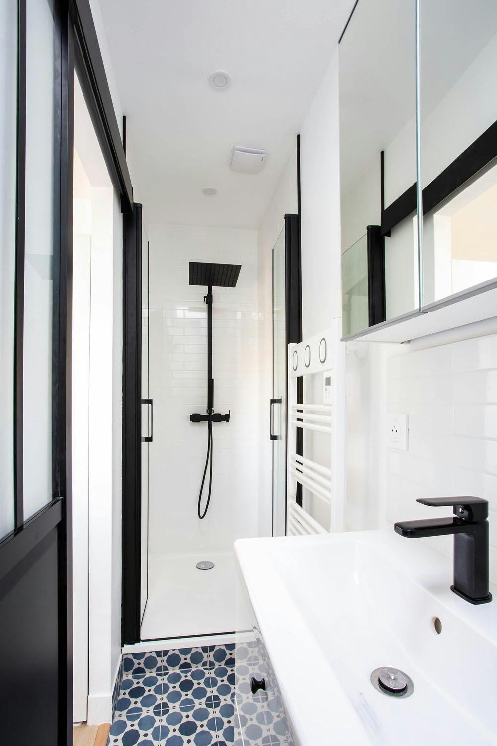 Rénovation studio Paris 15 - Salle de bain italienne tons noirs et blancs