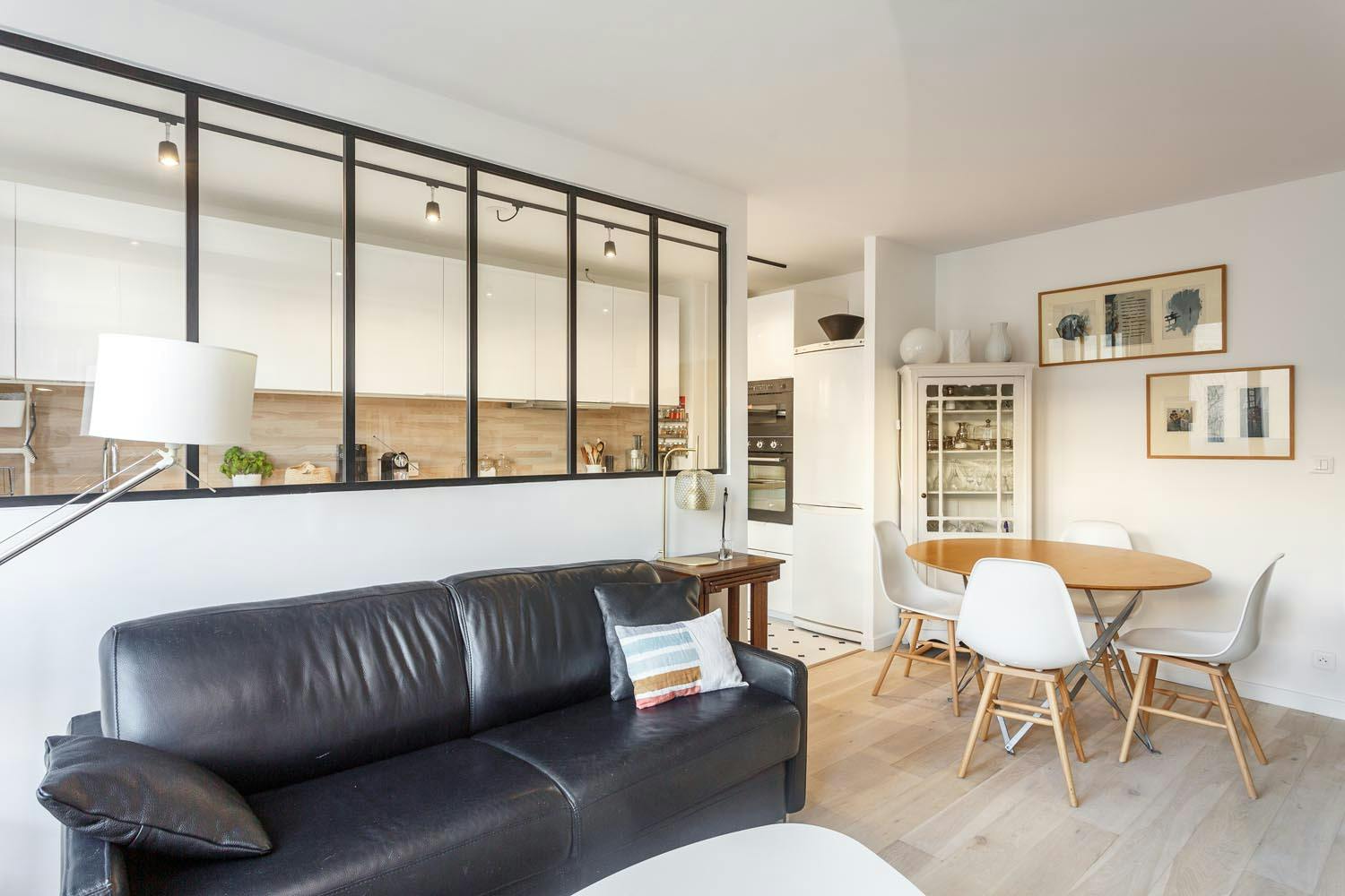 salon, cuisine et coin salle à manger