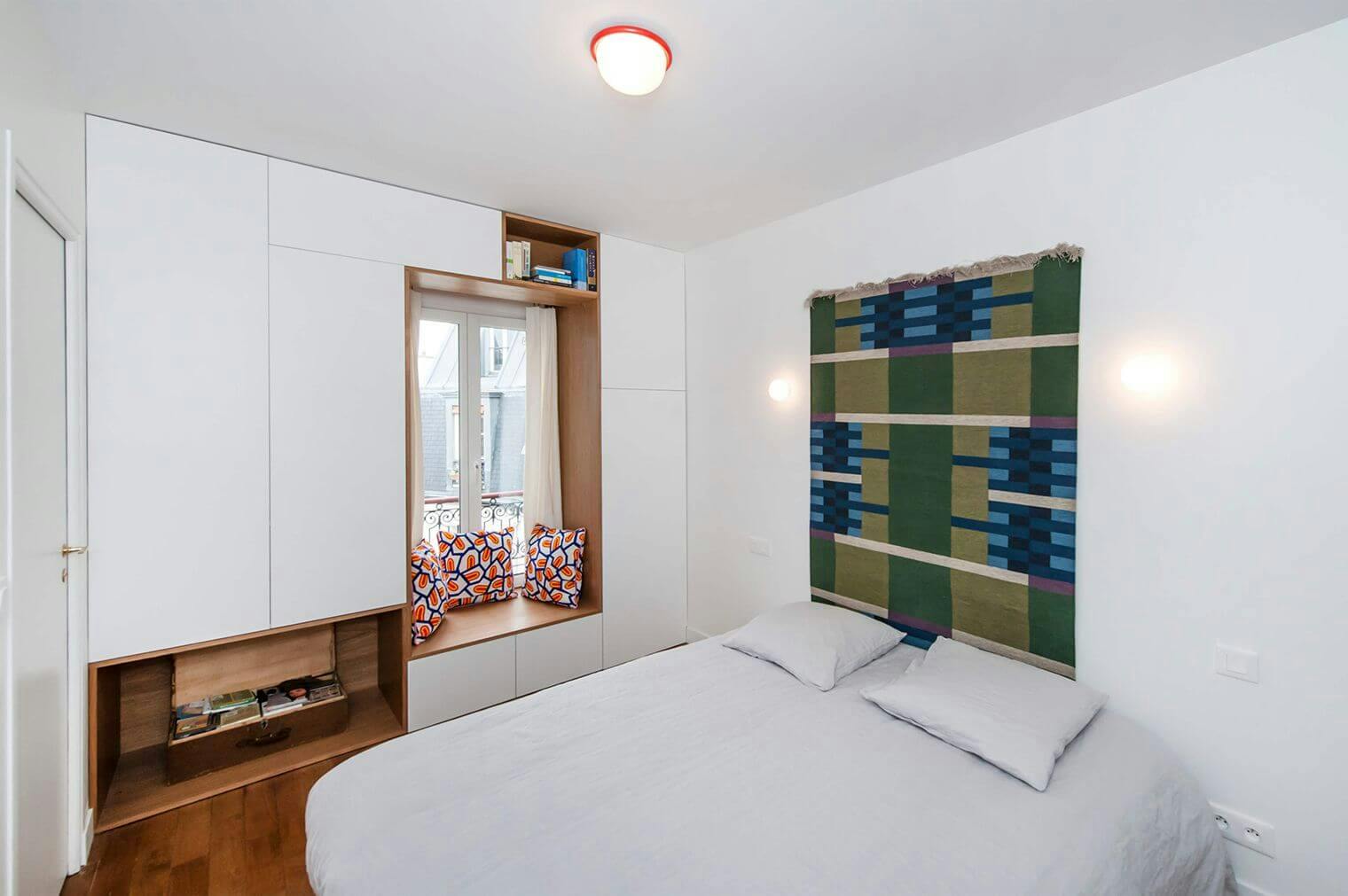 Meubles sur-mesure encastrés dans chambre d'adultes